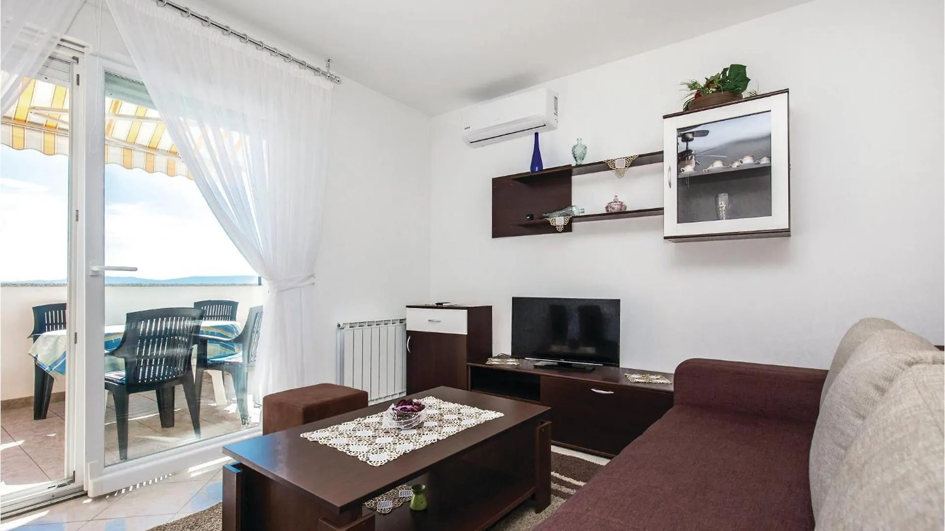 Beautiful Apartment In Smrika With Wifi 0*,