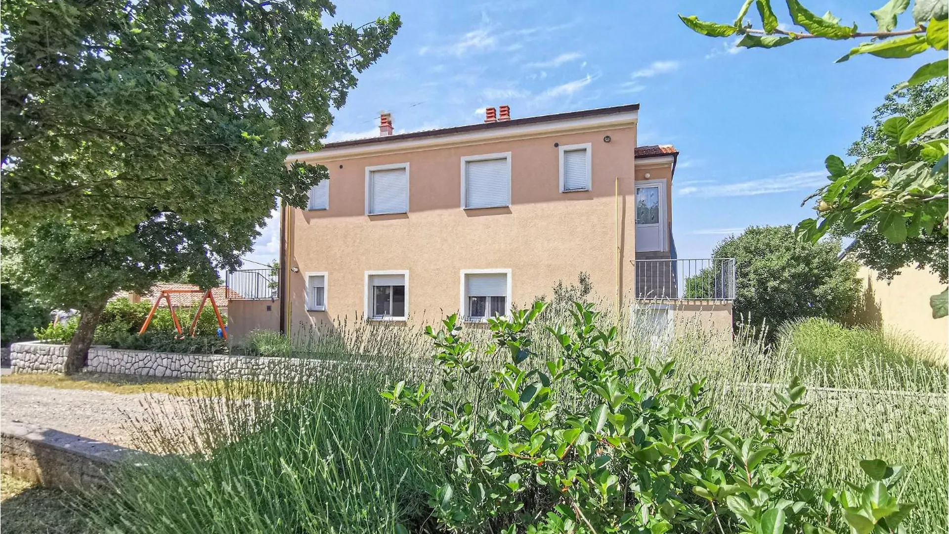 Beautiful Apartment In Smrika With Wifi