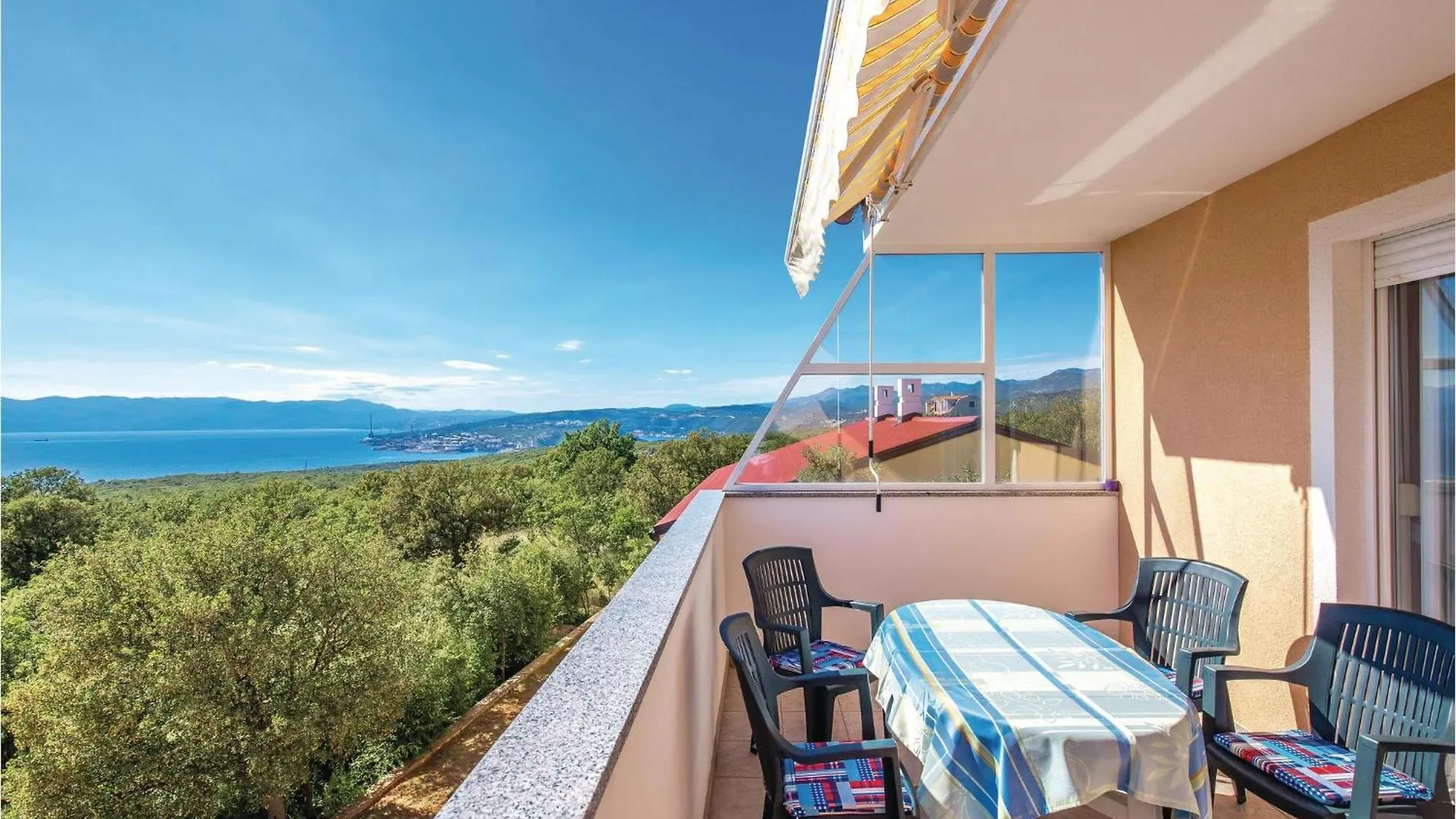 Beautiful Apartment In Smrika With Wifi