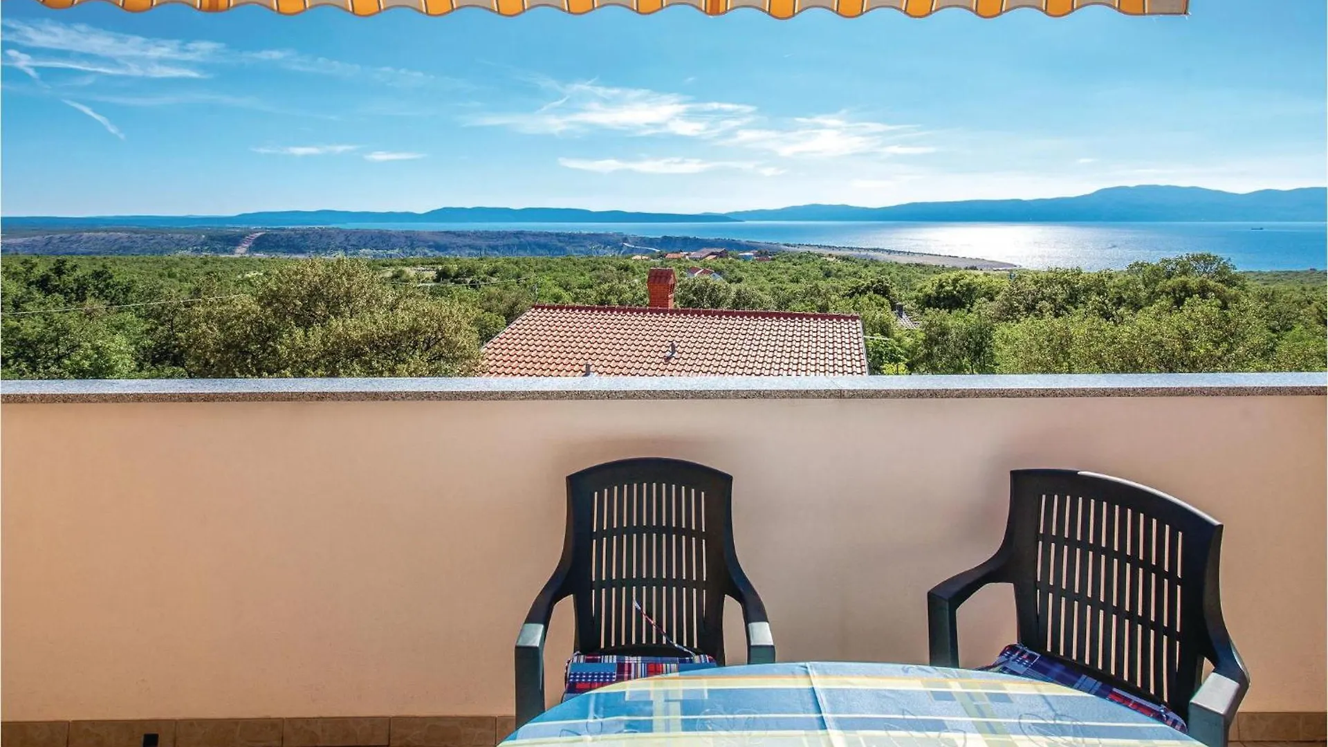 Beautiful Apartment In Smrika With Wifi 0*,